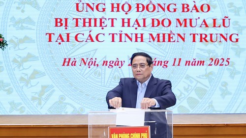 Thủ tướng quyên góp ủng đồng bào bị thiệt hại do mưa lũ tại các tỉnh miền Trung