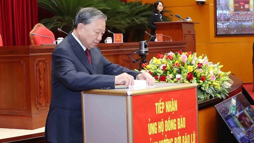 Tổng Bí thư và các đại biểu quyên góp ủng hộ đồng bào các tỉnh bị bão lũ