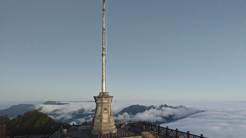 Băng giá phủ trắng đỉnh Fansipan, Lào Cai