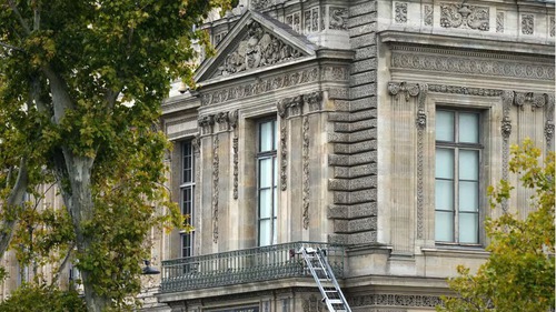 Pháp bắt thêm 4 nghi phạm trong vụ trộm táo tợn tại Bảo tàng Louvre