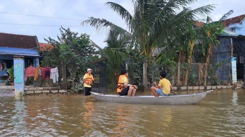 Dự báo bão số 15 sẽ tăng thêm 2 cấp trong 24 giờ tới