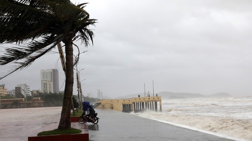 Bão số 15 mạnh thêm, giữ nguyên hướng di chuyển