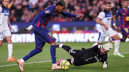 Yamal bỏ lỡ cơ hội khó tin, Barca vẫn ngược dòng giành 3 điểm nhờ cú đúp của Olmo