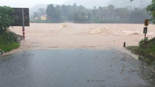 Mưa lớn khiến nhiều ngầm tràn ở miền núi Quảng Trị bị ngập sâu, chia cắt