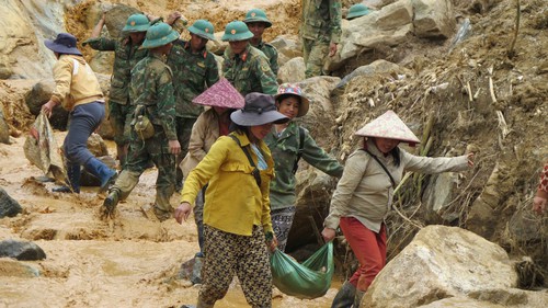 Mở đường vào 5 thôn bị cô lập do mưa lũ tại Quảng Ngãi