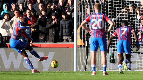 Vì sao Mateta chạm bóng 2 lần khi sút phạt đền vẫn được đá lại, Alvarez thì không?