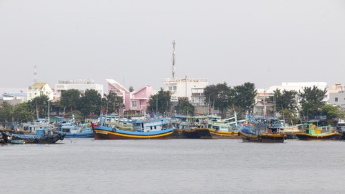 Bão số 15 di chuyển chậm, cách bờ biển tỉnh Gia Lai-Đắk Lắk khoảng 320km