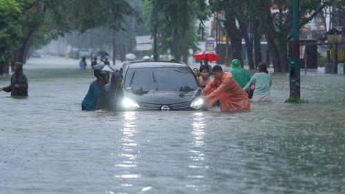 Hơn 800 người thiệt mạng do bão lũ ở Nam Á