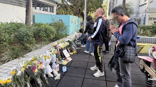 Vụ cháy chung cư ở Hong Kong, Trung Quốc: Ít nhất 146 người thiệt mạng, dòng người đổ về chia buồn