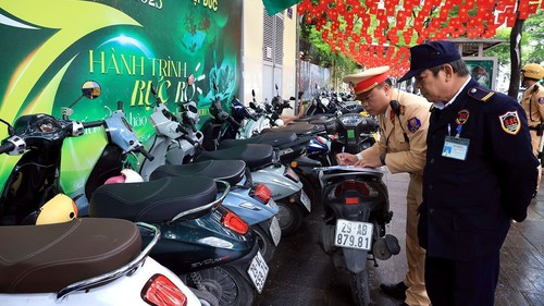 Cảnh sát giao thông đồng loạt kiểm tra 2.219 bãi giữ xe trong và ngoài trường học, phát hiện nhiều học sinh vi phạm