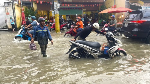 TP. Hồ Chí Minh: Người dân loay hoay, chật vật lội nước nước về nhà
