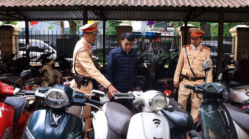 Thấy gì từ việc hàng vạn học sinh không đủ điều kiện vẫn điều khiển phương tiện đến trường