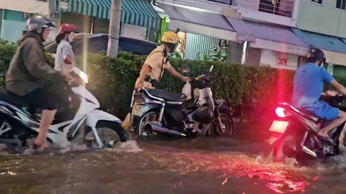 TP. Hồ Chí Minh: Triều cường dâng cao khiến nhiều khu vực ngập trong biển nước