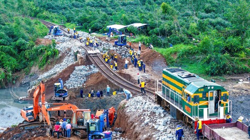 Quyết tâm thông tuyến đường sắt bị hư hại tại Đắk Lắk vào chiều 10/11