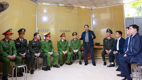 Thủ tướng thăm lực lượng công an và y tế xã Yên Khương, Thanh Hoá