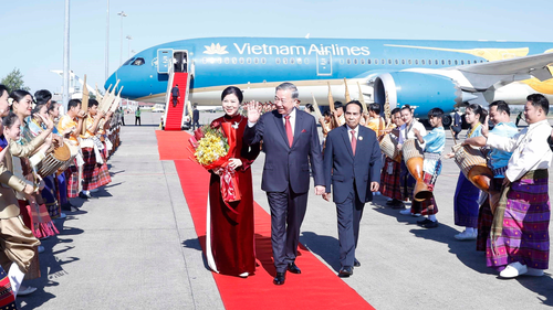 Tổng Bí thư bắt đầu chuyến thăm và dự Lễ kỷ niệm 50 năm Quốc khánh nước CHDCND Lào