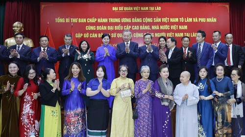 Tổng Bí thư Tô Lâm gặp gỡ cán bộ Đại sứ quán và cộng đồng người Việt Nam tại Lào