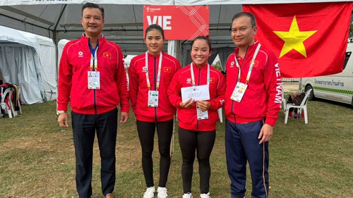 Trưởng đoàn Nguyễn Hồng Minh thưởng 'nóng' cho VĐV Việt Nam đầu tiên giành HCV SEA Games 33