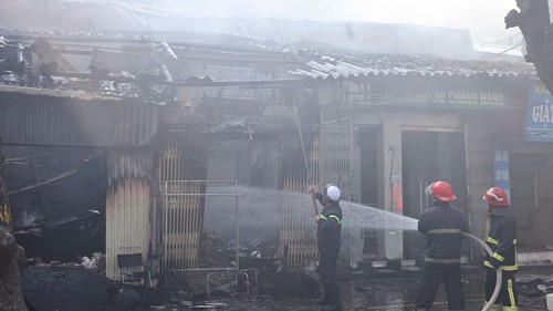 Nhanh chóng dập tắt đám cháy trên phố Lò Đúc, Hà Nội