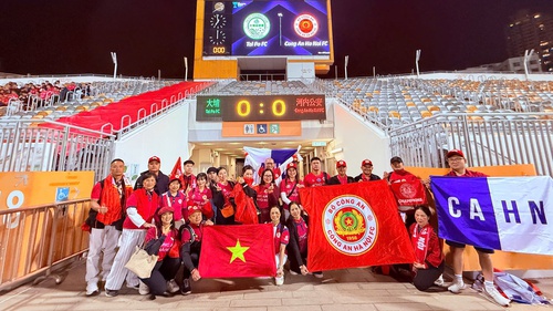 CĐV Việt Nam "tiếp lửa" cho CLB CAHN tại Hong Kong (Trung Quốc)