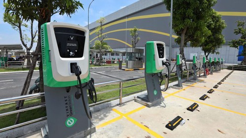 Bộ Xây dựng yêu cầu sớm hoàn thiện quy chuẩn an toàn cho chung cư có trạm sạc xe điện