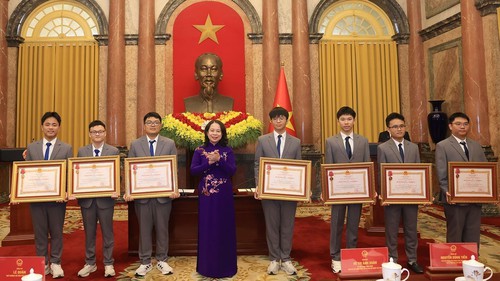 Phó Chủ tịch nước trao Huân chương Lao động cho các học sinh đoạt giải Olympic và Khoa học kỹ thuật quốc tế