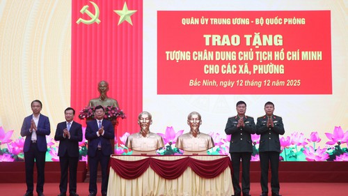 Trao tặng tượng chân dung Chủ tịch Hồ Chí Minh cho 99 xã, phường tỉnh Bắc Ninh
