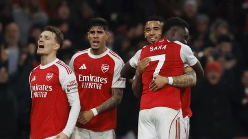 Arsenal thắng nhọc đội bét bảng nhờ hai pha phản lưới