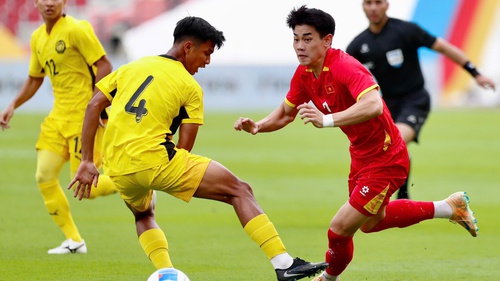 Đình Bắc 'chạy nước rút' trong cuộc đua Quả bóng vàng Việt Nam 2025