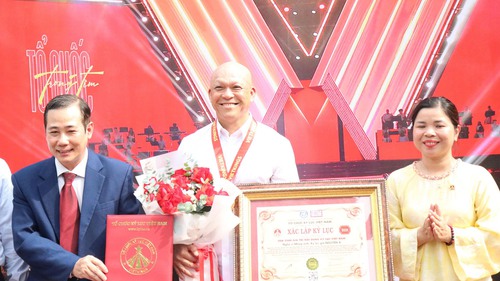 Nguyễn Á ra mắt sách ảnh "80 năm - Một Việt Nam vững tin"