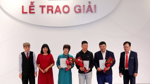 Đặt nguồn cội vào một cuộc trò chuyện lớn với thơ ca