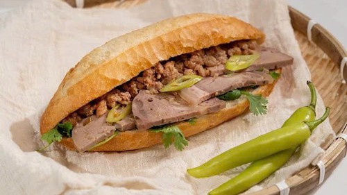 Vụ ngộ độc bánh mì ở Quảng Ngãi: Hơn 100 người nhập viện, Cục An toàn thực phẩm chỉ đạo khẩn