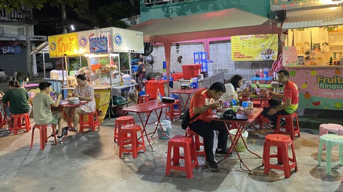 Thư Bangkok: Mưu sinh những ngày đại hội