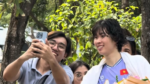 Trần Thị Thanh Thúy tạo sức hút lớn, được hàng loạt CĐV Thái Lan xin chụp ảnh cùng 