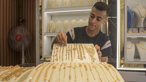 Chiều 15/12, giá vàng gần mức cao nhất trong hơn 7 tuần nhờ đồng USD yếu