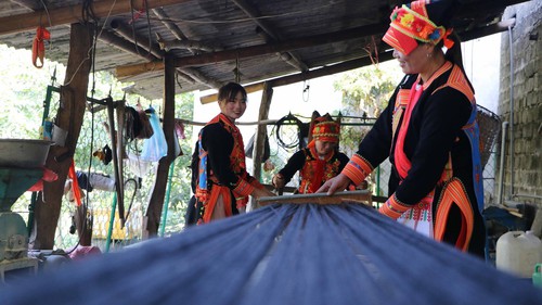 Độc đáo kỹ nghệ kéo sợi của phụ nữ Dao ở Lai Châu