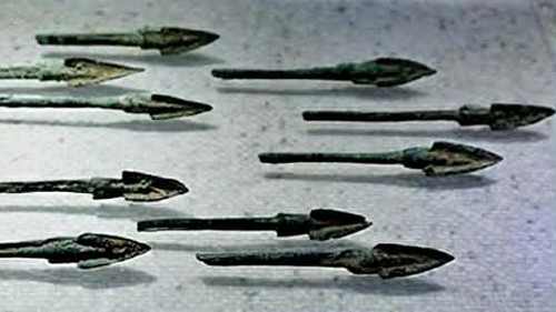 Văn hóa Đông Sơn - Chiến tranh và Hòa bình (kỳ 42 & hết): Câu chuyện về mũi tên đồng ba cạnh và tấm khiên giao long