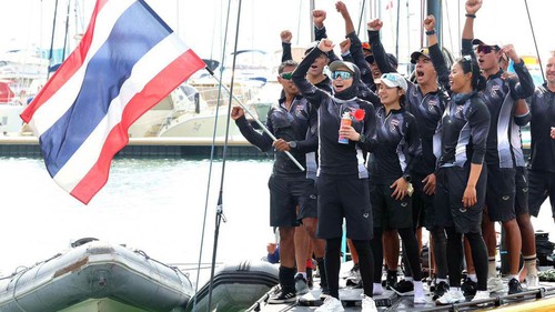 Hoàng hậu Thái Lan trực tiếp thi đấu, dẫn dắt đội thuyền buồm giành HCV lịch sử tại SEA Games 2025