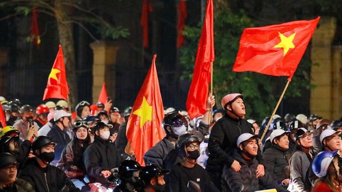 Người dân Hà Nội đổ ra đường ăn mừng U22 Việt Nam giành HCV SEA Games 2025