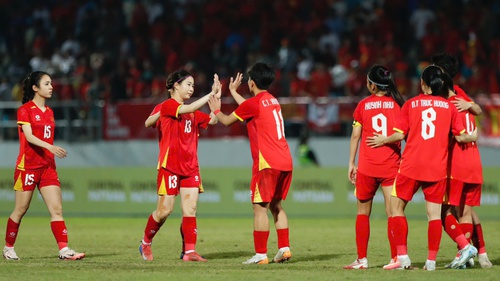 Các tuyển thủ bóng đá nữ Việt Nam có hành động đẹp sau thất bại nghiệt ngã ở chung kết SEA Games 2025