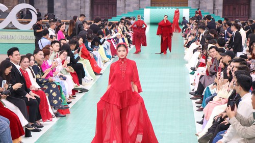 Trình diễn thời trang “Hello Cosmo From Vietnam” mở màn hành trình Hoa hậu Hoàn vũ 2025