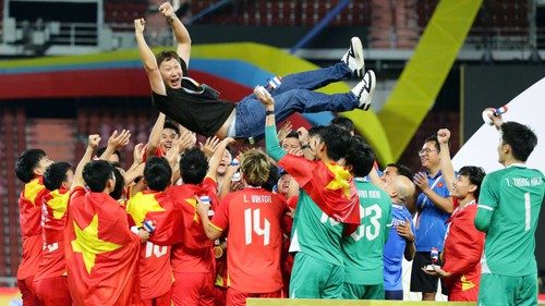 Tin nóng bóng đá Việt hôm nay 23/12: Đề xuất tặng bằng khen cho HLV Kim Sang Sik; CLB Ninh Bình công bố hợp đồng với Hoàng Thái Bình