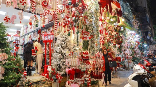 Thị trường Noel 2025: Đa dạng chủng loại, mặt hàng, cây thông hút khách