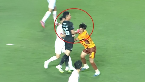 Thủ môn Viettel phạm lỗi thô bạo, khiến đội nhà đánh rơi chiến thắng trước HAGL ở Cúp Tứ hùng