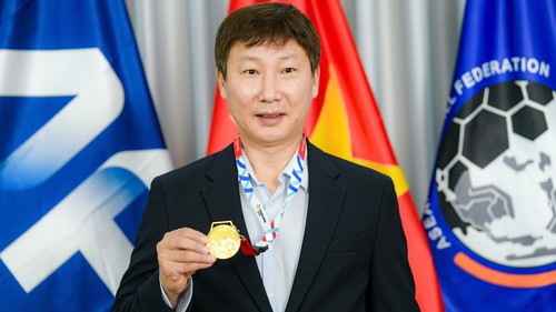 HLV Kim Sang Sik nhận tấm HCV SEA Games ‘đặc biệt’