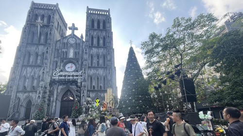 Giáng sinh Hà Nội rộn ràng trong ánh sáng và sự ấm áp