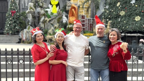 Du khách nước ngoài vui mừng đón lễ Giáng sinh tại Hà Nội