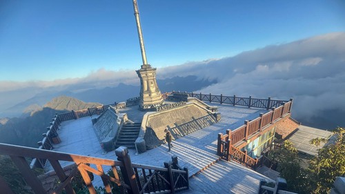  Băng phủ trắng đỉnh Fansipan