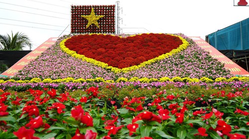 "Trái tim" khổng lồ làm từ 1.600 chậu hoa tươi ở Làng hoa Sa Đéc