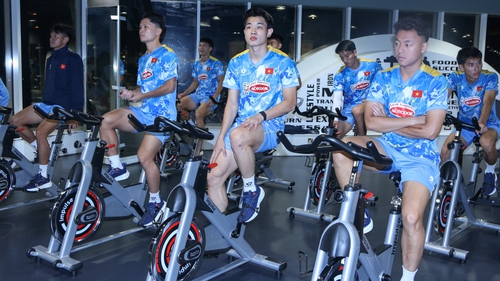 Tin nóng bóng đá Việt Nam hôm nay 27/12: U23 Việt Nam loại một cầu thủ vào ngày 30/12; Hoàng Đức khen Đình Bắc sau khi nhận Quả bóng vàng